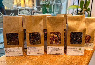 Twee zakjes soorten seizoensthee